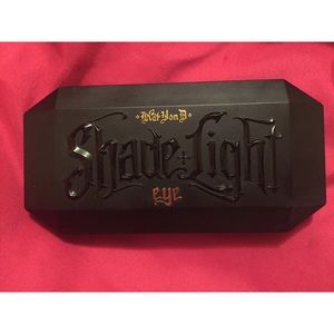 Kat Von D eyeshadow in Plum